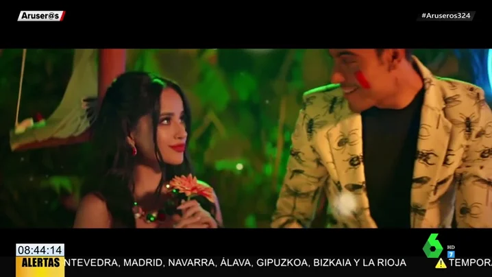 Carlos Rivera "pierde la cabeza" junto a Becky G en uno de los éxitos que protagonizan su final de gira