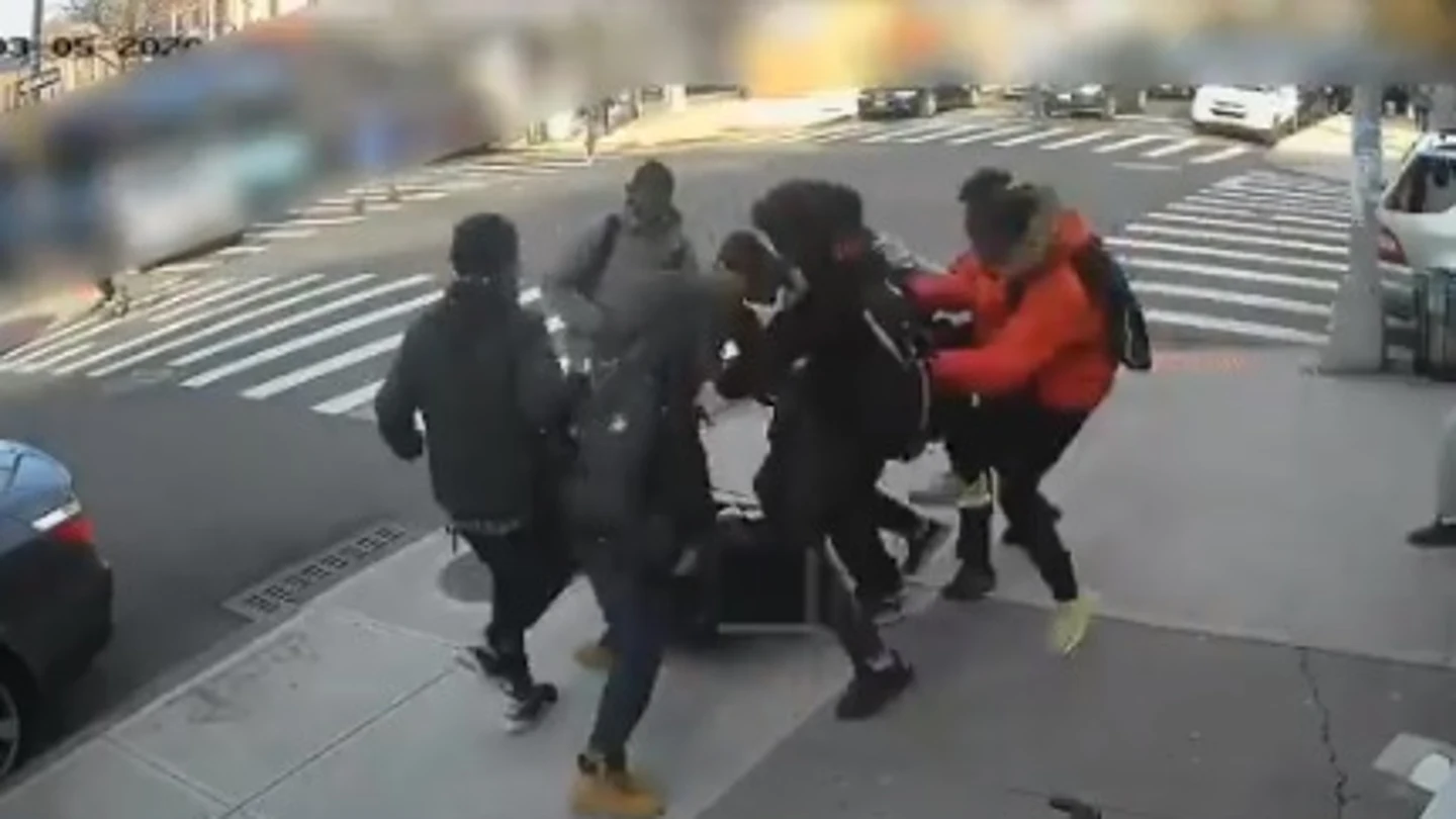 La Policía de Nueva York busca a la veintena de jóvenes agresores La Policía de Nueva York busca a la veintena de jóvenes agresores