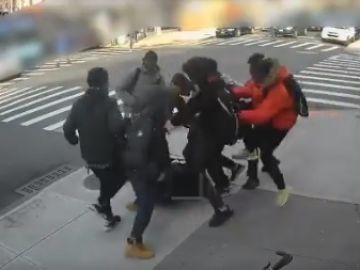 La Policía de Nueva York busca a la veintena de jóvenes agresores La Policía de Nueva York busca a la veintena de jóvenes agresores