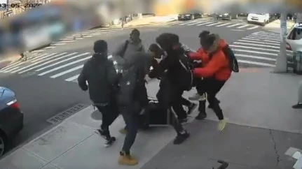 La Policía de Nueva York busca a la veintena de jóvenes agresores