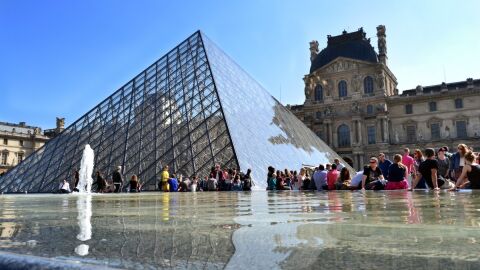 Pirámide del Louvre