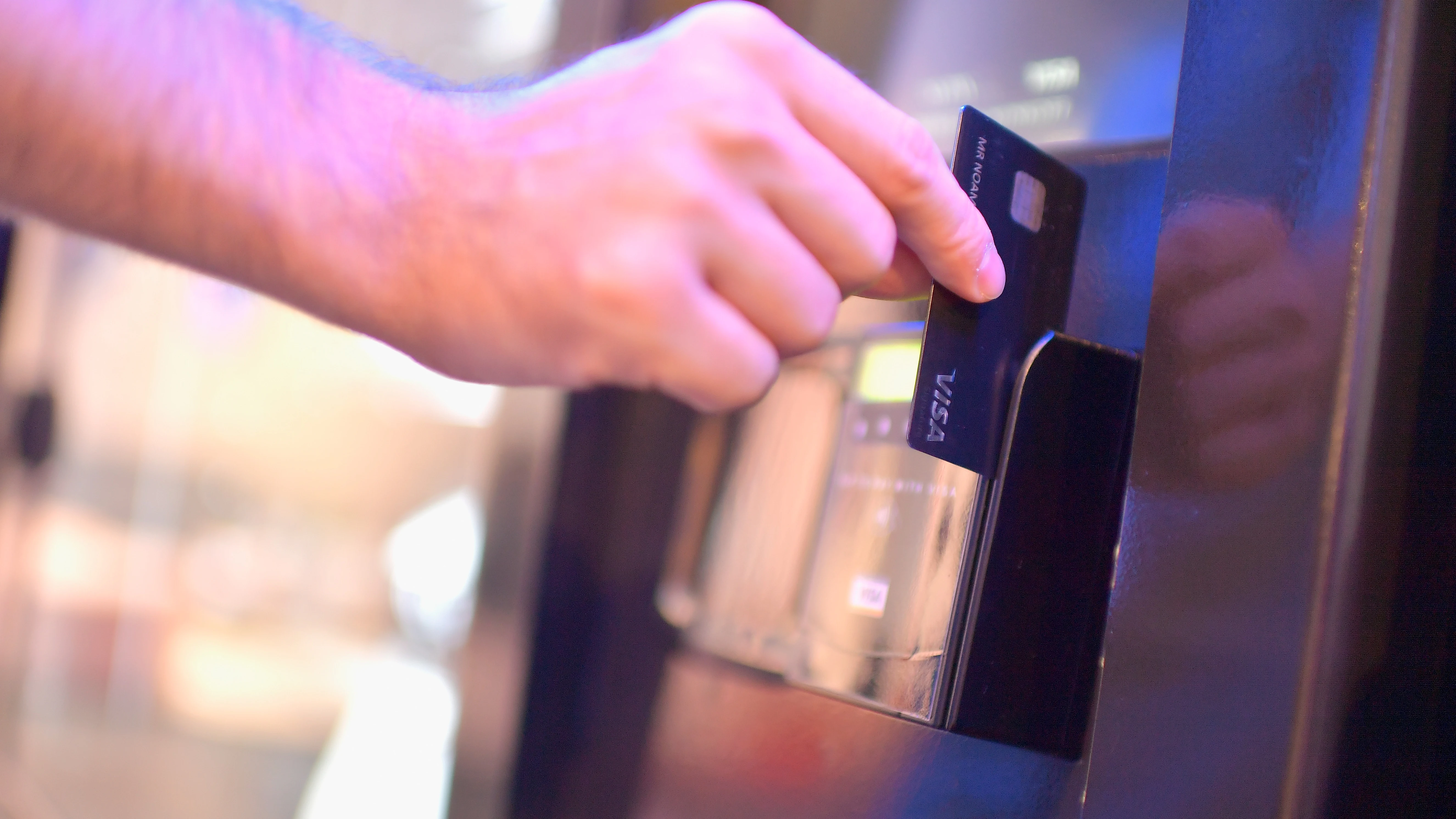 Una persona utiliza una tarjeta de crédito Una persona utiliza una tarjeta de crédito