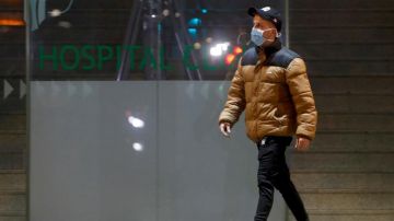 Un hombre porta una mascarilla sanitaria a su paso por la entrada principal del Hospital Clínic