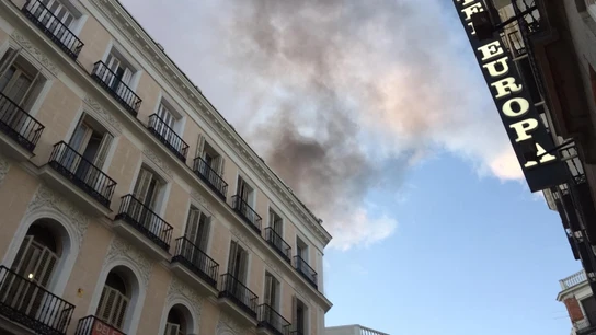 Columna de humo de un incendio en el centro de Madrid Columna de humo de un incendio en el centro de Madrid