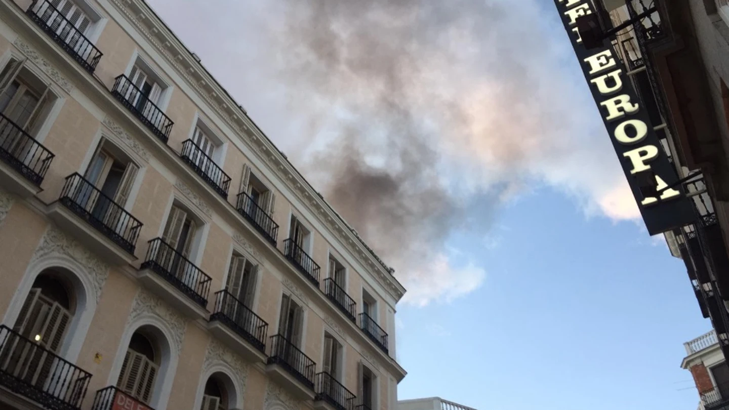 Columna de humo de un incendio en el centro de Madrid Columna de humo de un incendio en el centro de Madrid