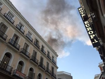 Columna de humo de un incendio en el centro de Madrid Columna de humo de un incendio en el centro de Madrid