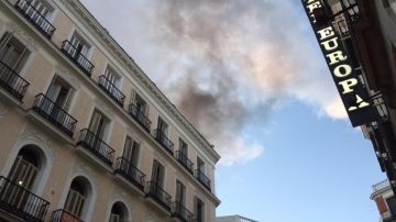 Columna de humo de un incendio en el centro de Madrid