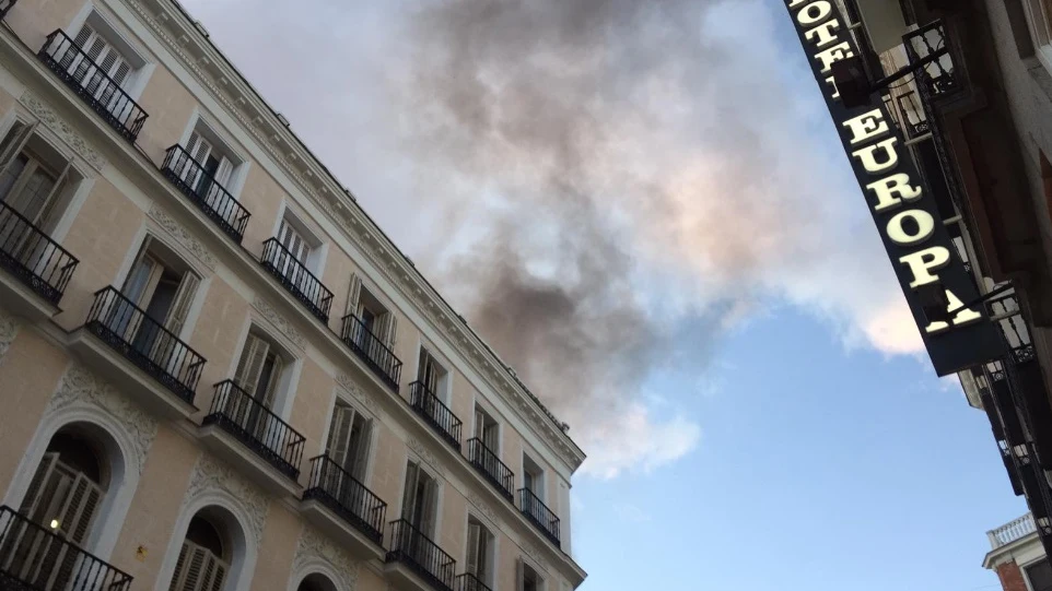 Columna de humo de un incendio en el centro de Madrid