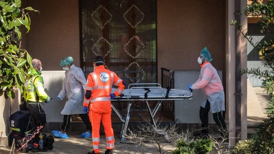 Camilla para trasladar a una persona con coronavirus en Lombardía Camilla para trasladar a una persona con coronavirus en Lombardía