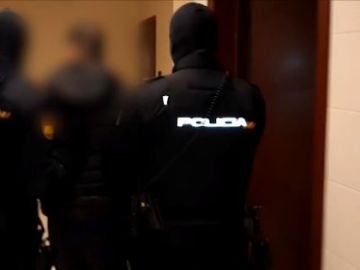 Momento en el que la Policía Nacional detiene a los hombres acusados de prostituir a menores tuteladas en La Rioja Momento en el que la Policía Nacional detiene a los hombres acusados de prostituir a menores tuteladas en La Rioja