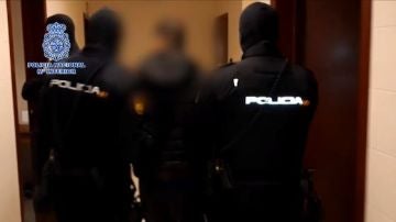 Momento en el que la Policía Nacional detiene a los hombres acusados de prostituir a menores tuteladas en La Rioja