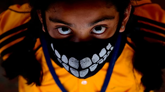 Un niño con una mascarilla para protegerse del coronavirus en Bangalore, India Un niño con una mascarilla para protegerse del coronavirus en Bangalore, India