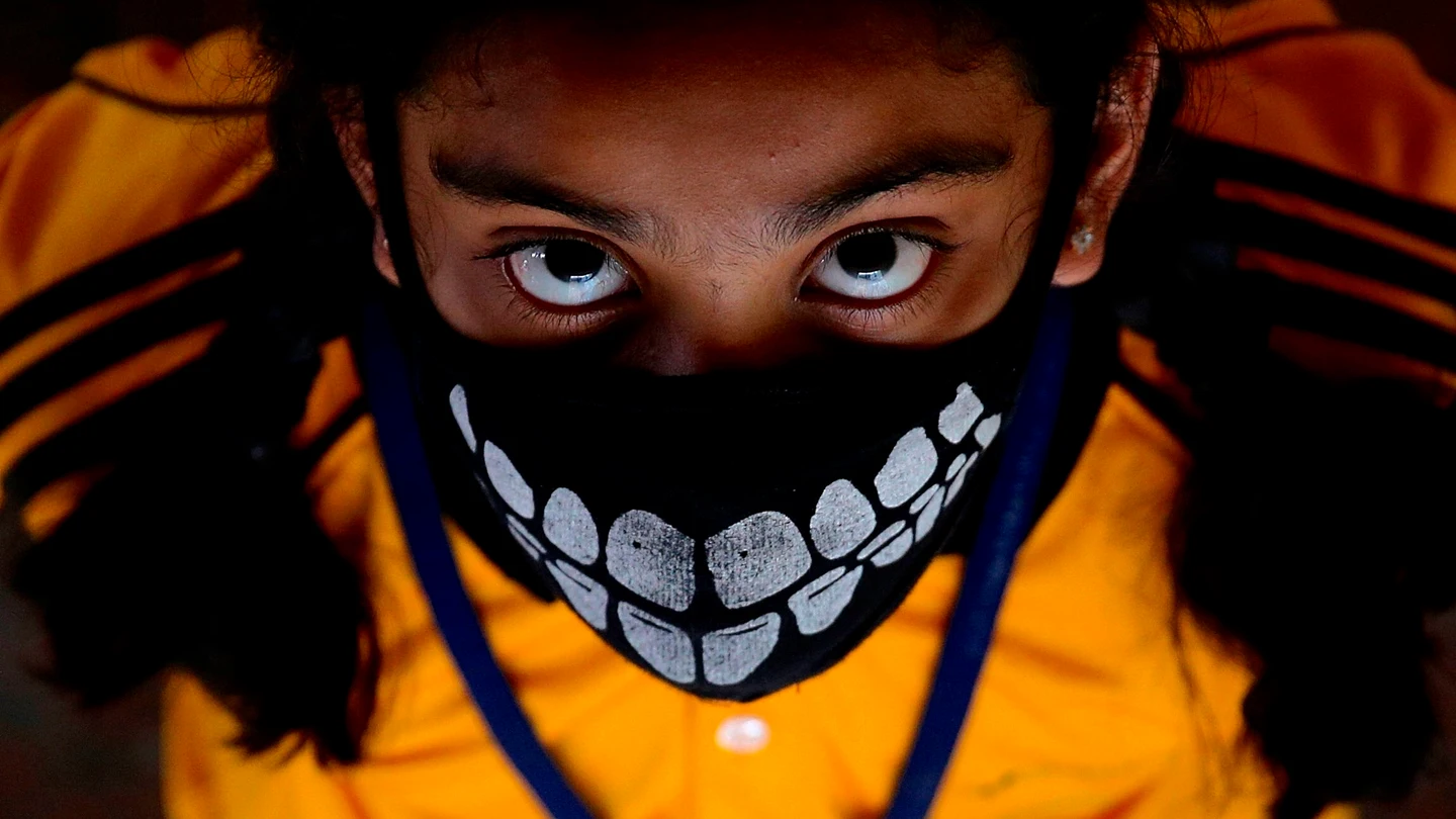 Un niño con una mascarilla para protegerse del coronavirus en Bangalore, India Un niño con una mascarilla para protegerse del coronavirus en Bangalore, India