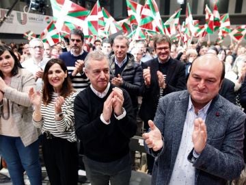 Urkullu y Ortuzar durante el acto de presentación de las candidaturas de este partido a las elecciones del 5 de abril Urkullu y Ortuzar durante el acto de presentación de las candidaturas de este partido a las elecciones del 5 de abril
