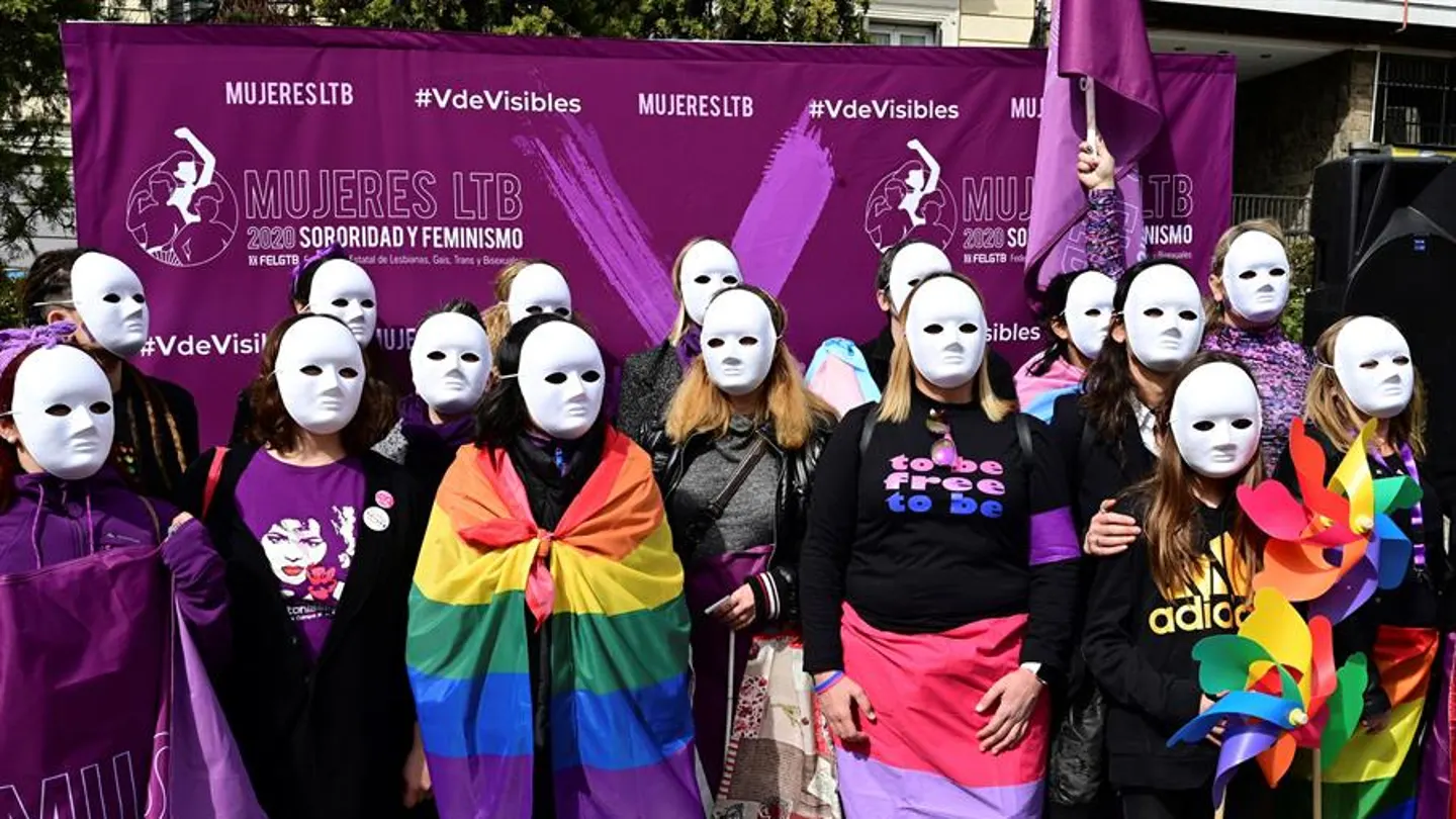 Imagen de un grupo de mujeres lesbianas, bisexuales y trans en la plaza Pedro Zerolo de Madrid. Imagen de un grupo de mujeres lesbianas, bisexuales y trans en la plaza Pedro Zerolo de Madrid.
