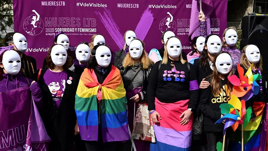 Imagen de un grupo de mujeres lesbianas, bisexuales y trans en la plaza Pedro Zerolo de Madrid.