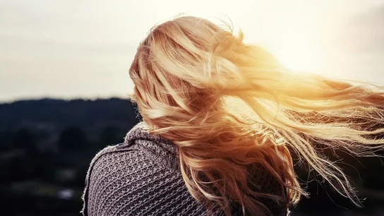 Imagen de una joven con el pelo largo Imagen de una joven con el pelo largo