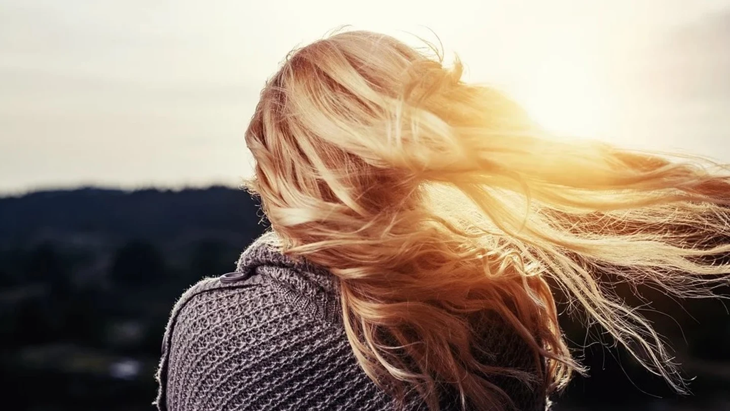 Imagen de una joven con el pelo largo Imagen de una joven con el pelo largo
