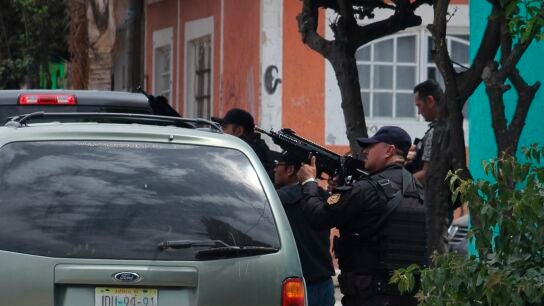 Agentes de la policía estatal y Fiscalía del Estado de Jalisco montan un operativo en el municipio de Tlaquepaque (Jalisco)