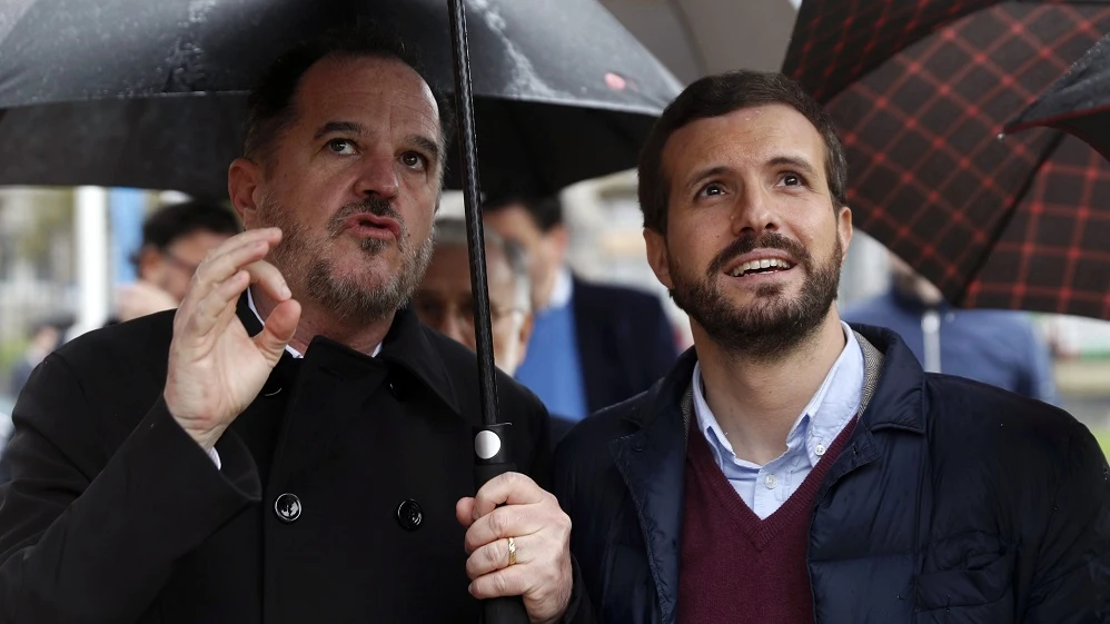 Imagen de Casado e Iturgaiz en el acto de presentación oficial del candidato de PP y Cs en Euskadi