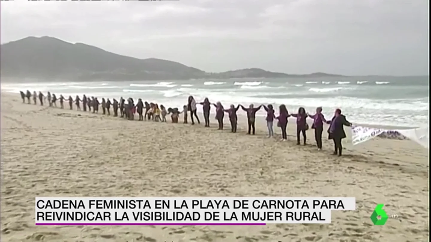 Imagen de la cadena humana feminista en la playa de Carnota. Imagen de la cadena humana feminista en la playa de Carnota.