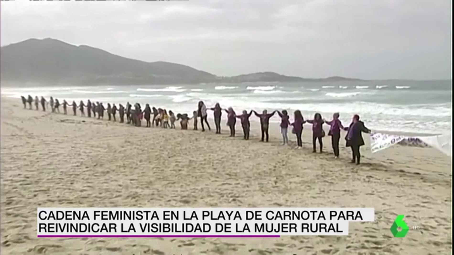 Imagen de la cadena humana feminista en la playa de Carnota.  