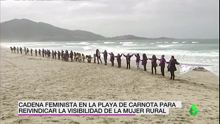 Imagen de la cadena humana feminista en la playa de Carnota. 