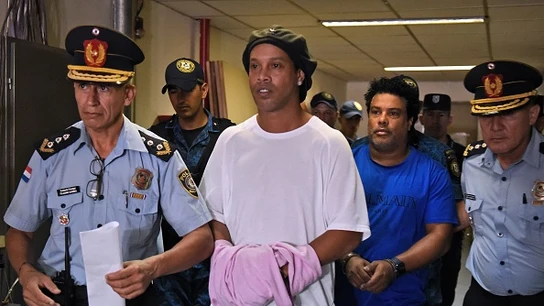 Ronaldinho y su hermano, esposados Ronaldinho y su hermano, esposados