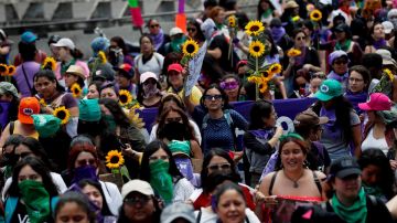 Miles de mujeres participan en la marcha del Día Internacional de la mujer en Guatemala
