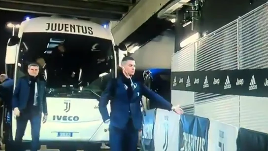 Cristiano Ronaldo simula dar la mano Cristiano Ronaldo simula dar la mano