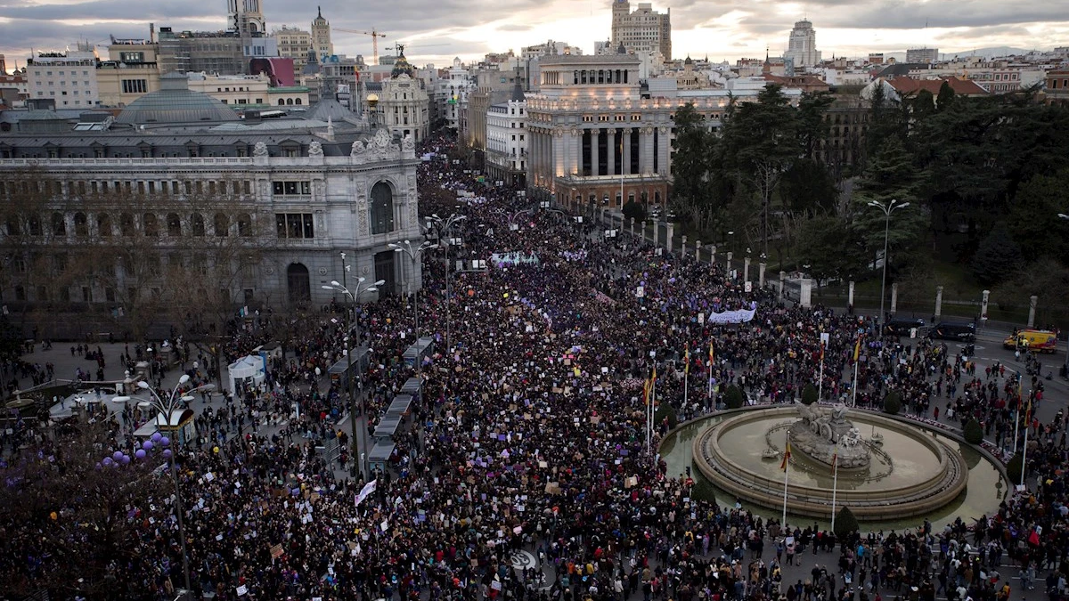 Vista aérea de la manifestación del 8M de Madrid a su paso por la Cibeles