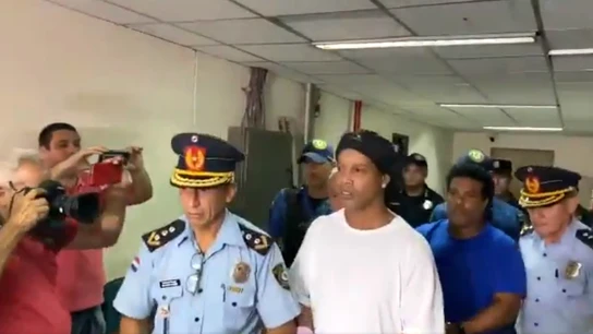 Ronaldinho, con la Policía paraguaya Ronaldinho, con la Policía paraguaya