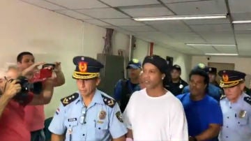 Ronaldinho, con la Policía paraguaya