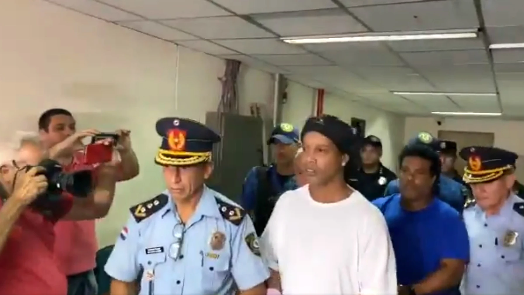 Ronaldinho, con la Policía paraguaya