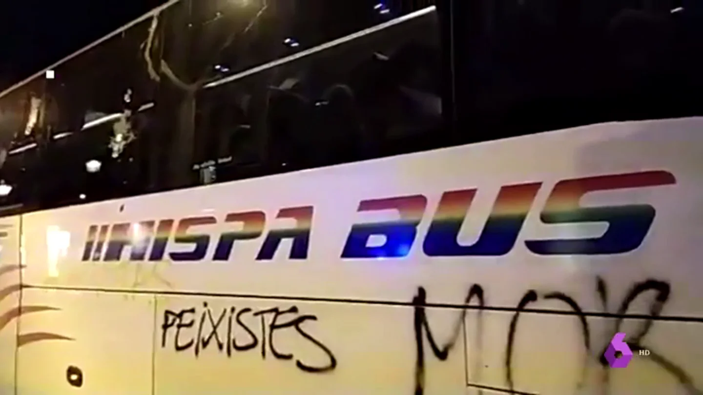 Vox acusa a "feministas radicales" de atacar uno de los autobuses que viajaban a su acto en Vistalegre Vox acusa a "feministas radicales" de atacar uno de los autobuses que viajaban a su acto en Vistalegre