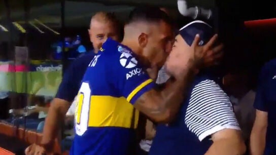 Carlos T&eacute;vez besa a Maradona