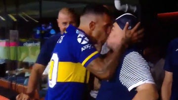 Carlos Tévez besa a Maradona