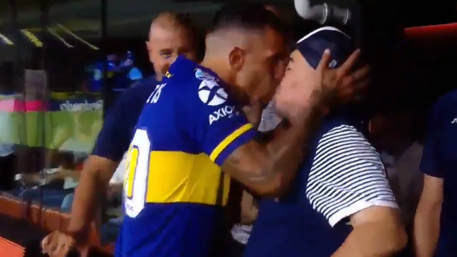 Carlos Tévez besa a Maradona