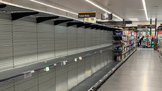 Imagen de los supermercados con las estanterías del papel higiénicos totalmente vacías. Imagen de los supermercados con las estanterías del papel higiénicos totalmente vacías.