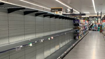 Imagen de los supermercados con las estanterías del papel higiénicos totalmente vacías. 