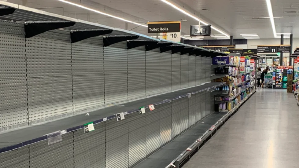 Imagen de los supermercados con las estanterías del papel higiénicos totalmente vacías.