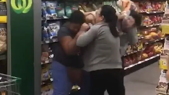 Imagen del momento de la pelea entre las tres mujeres.  Imagen del momento de la pelea entre las tres mujeres.