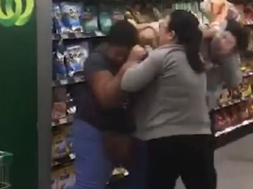 Imagen del momento de la pelea entre las tres mujeres. Imagen del momento de la pelea entre las tres mujeres.