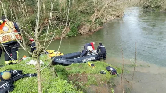 Imagen de los servicios de emergencia en el río Urumea (Hernani). Imagen de los servicios de emergencia en el río Urumea (Hernani).