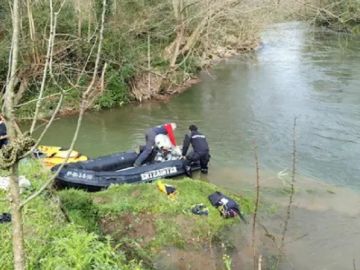 Imagen de los servicios de emergencia en el río Urumea (Hernani). Imagen de los servicios de emergencia en el río Urumea (Hernani).