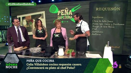 Celia Villalobos aprende con el chef Javier Pe&ntilde;a a preparar reques&oacute;n casero mientras analiza la actualidad
