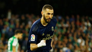 Benzema celebra un gol ante el Betis