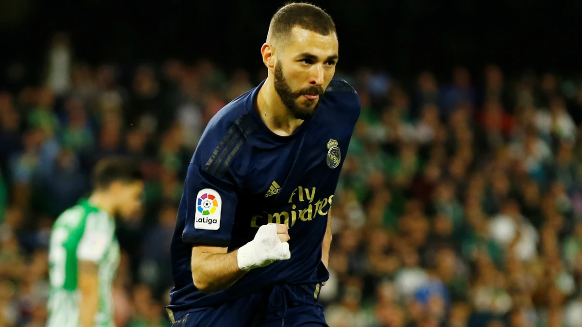 Benzema celebra un gol ante el Betis