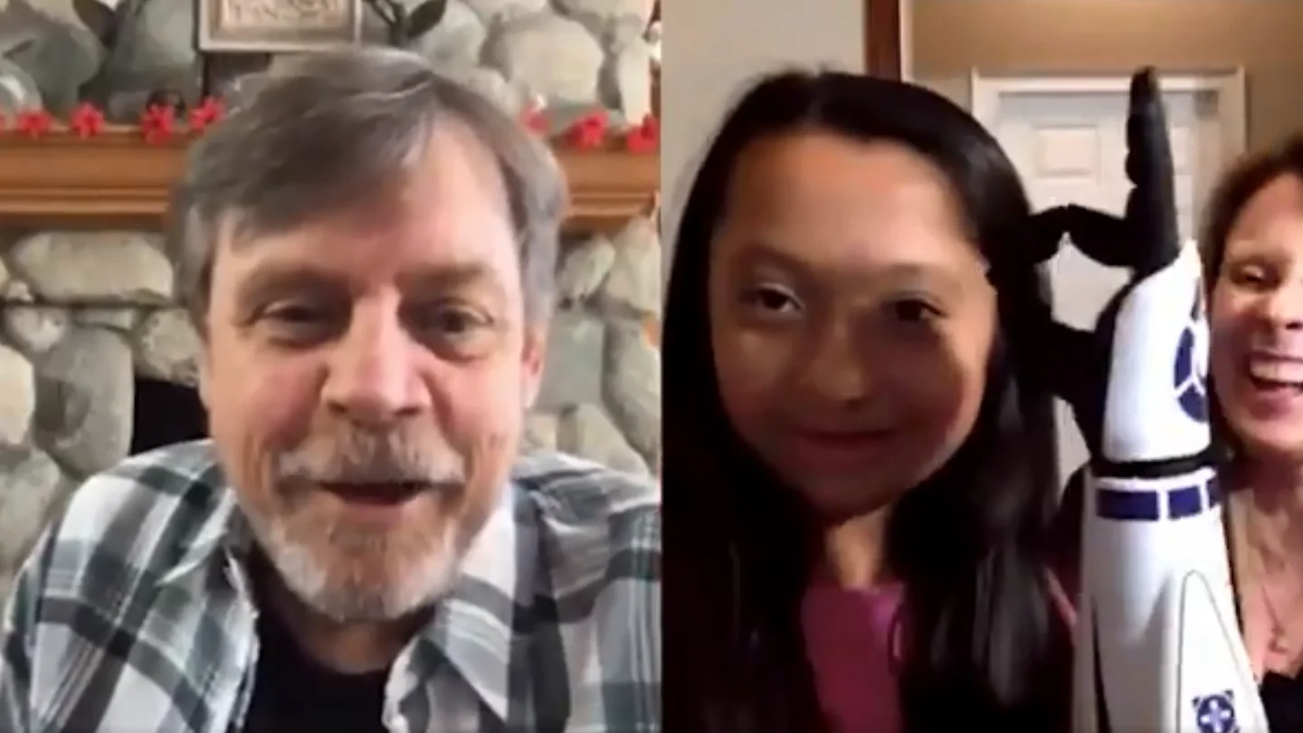 El actor Mark Hamill charla con la joven Bella Tadlock El actor Mark Hamill charla con la joven Bella Tadlock