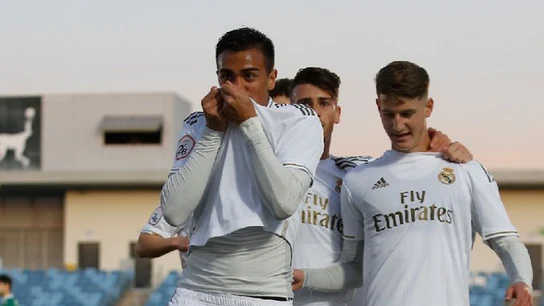 Reinier se besa el escudo del Real Madrid Reinier se besa el escudo del Real Madrid